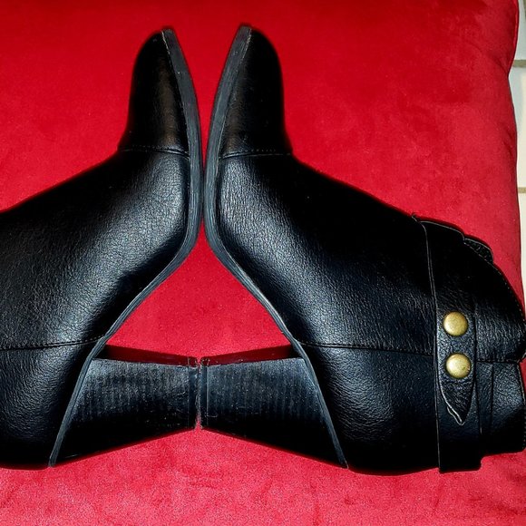 AMERICAN EAGLE BKACK FAUX LEATHER CHIC & SLEEK STYLISH ANKLE BOOTS 8 - Picture 4 of 8